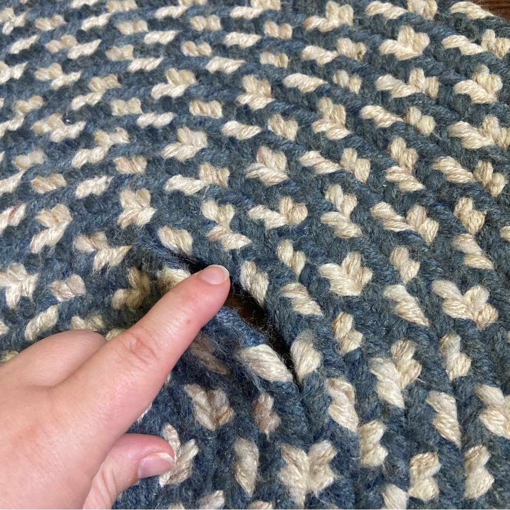 🔥CLOSET CLEAR OUT🔥 Heart Shaped Woven Braided Rug - Picture 4 of 5